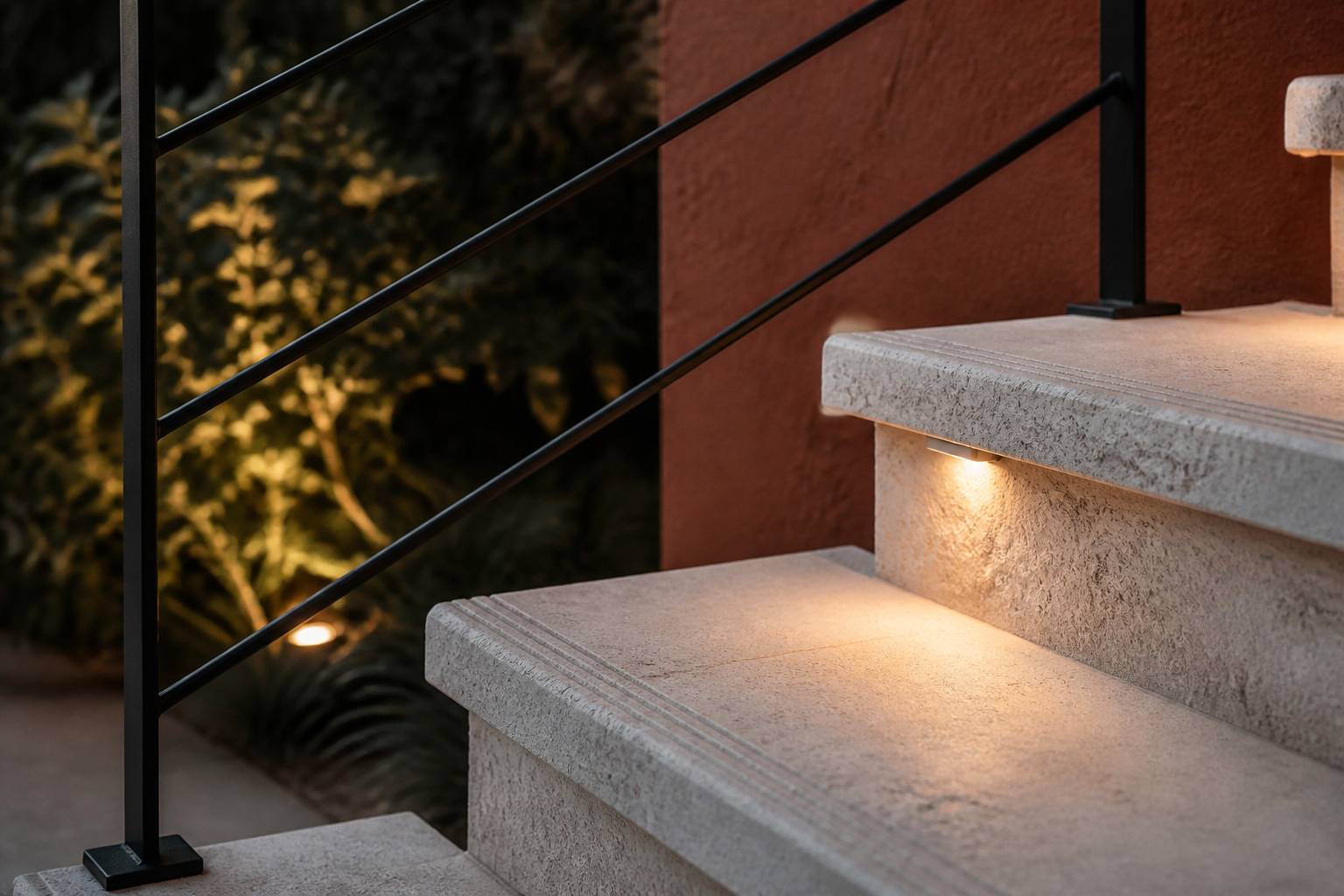 Marches d'escalier extérieur en pierre avec garde-corps et éclairage