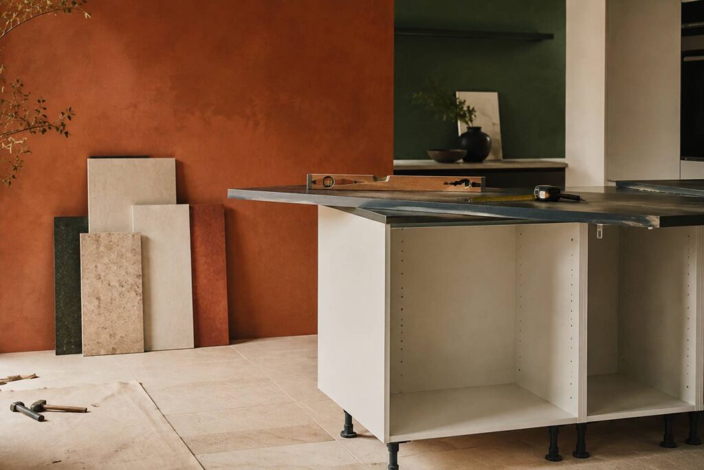 Caisson de cuisine en kit avec pieds réglables et plan de travail en cours de pose