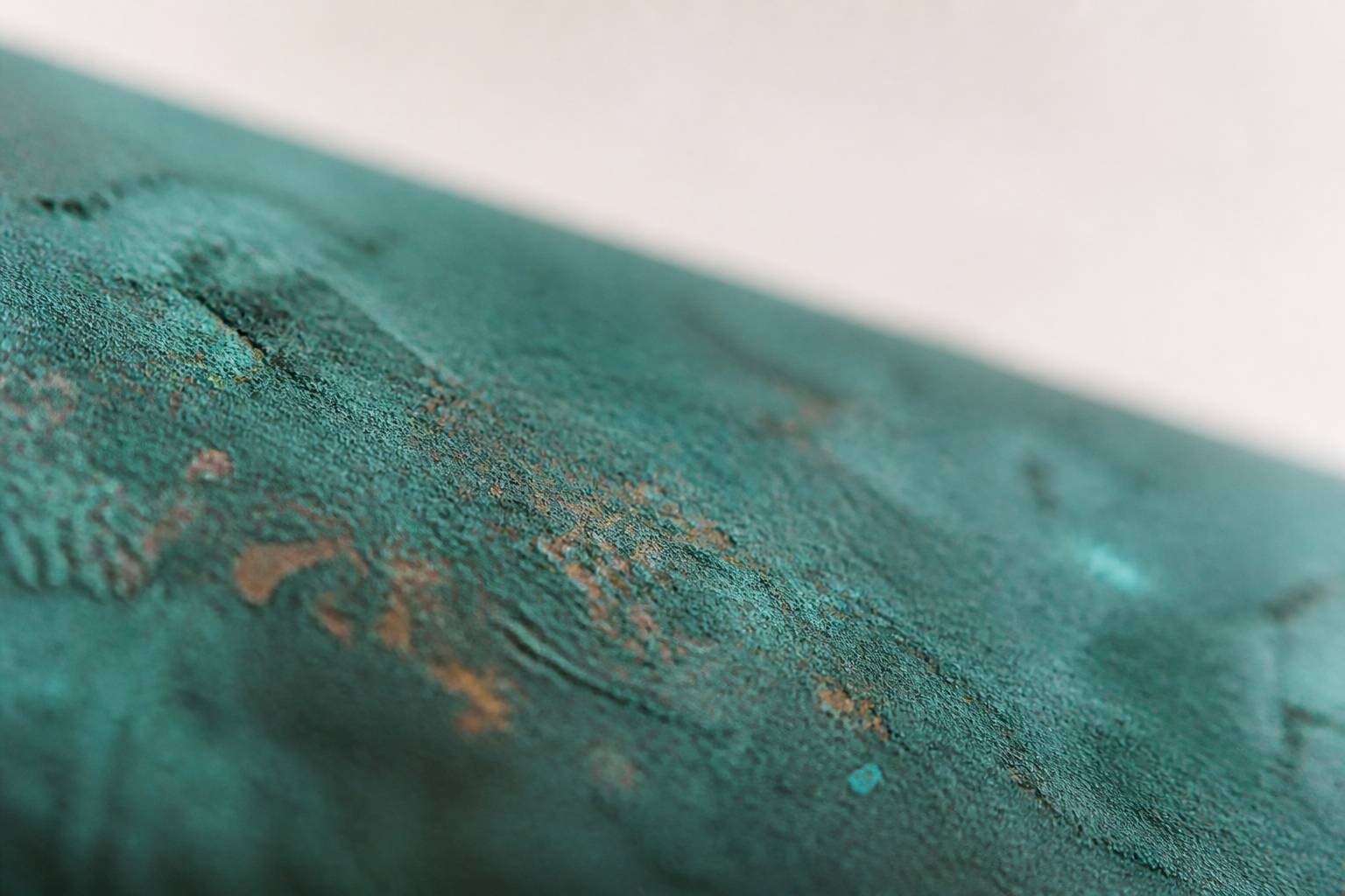Patine vert-de-gris naturelle sur une surface de cuivre, gros plan sur la matière
